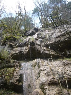 waterval langs pad  Doubs bij barrage du Chtelot