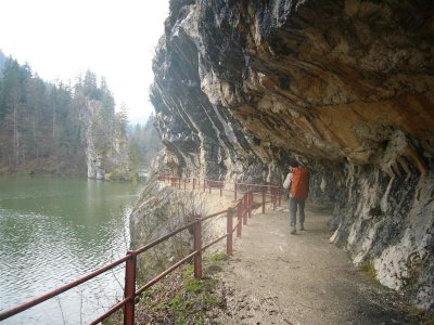 pad langs Doubs bij barrage du Chtelot
