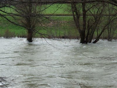 Hoog water in de Doubs bij Soulce-Cernay
