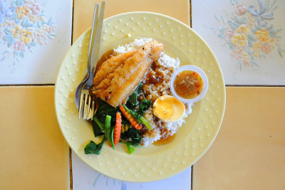 Jok Sompet restaurant (fish over rice)