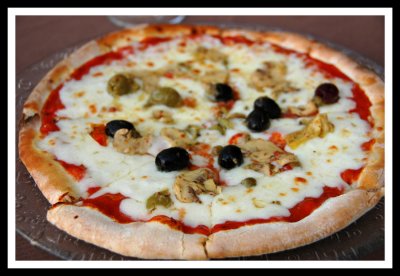 La Pizza con carciofi funghi olive