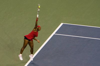 Serena serving.
