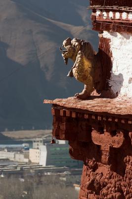 Lion on the edge of the palace, overlooking the city.