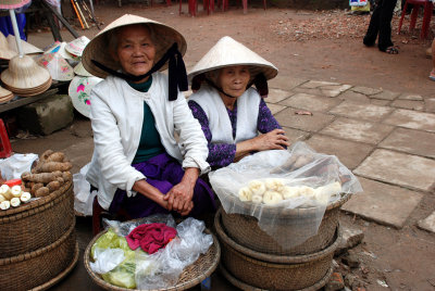 Two ladies in a Vietnamese market 11.3.2008