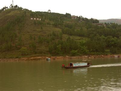 Boat on the Yangtze River.jpg