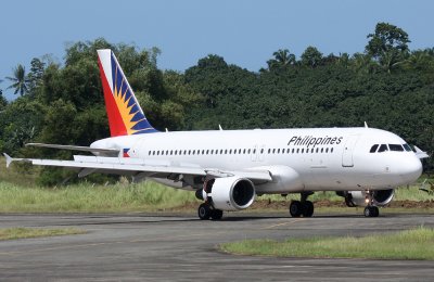 Reverse thrust as flight PR477 arrives from Manila.