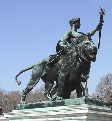 STATUE OUTSIDE BUCKINGHAM PALACE