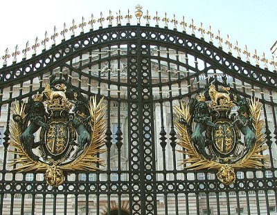 GATE TO BUCKINGHAM PALACE