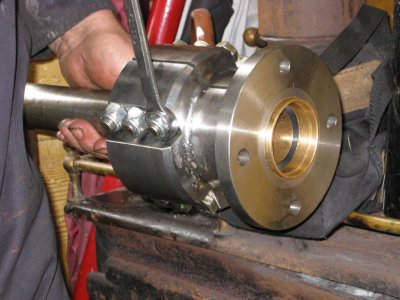 Tightening the split coupling bolts