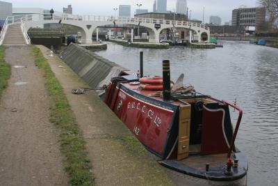 We await the tide above Bow Lock