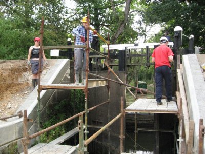 Dismantling scaffolding in the lock chamber