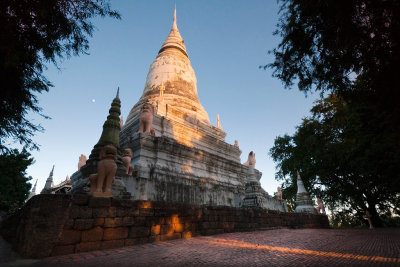 Wat Phnom :: Phnom Penh