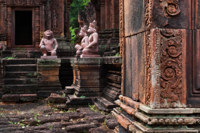 Kneeling statues :: Banteay Srei