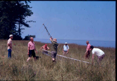 153 Howard Cowling VE3WT holding antenna, Pete VE3DSW (red hat), Johnny Wigmore VE3DHK