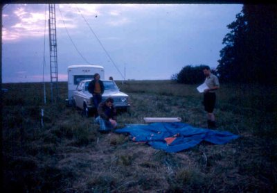 172 Ed VE3CWQ (stooping down), Phil Pitman VE3DQK (holding paper)