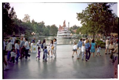 Disneyland_scene_2.jpg