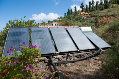Solaranlage, links Heizung, rechts Warmwasser
