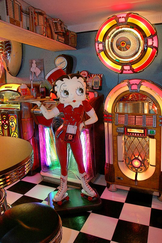 Betty Boop and Wurlitzer- Brookings, Oregon