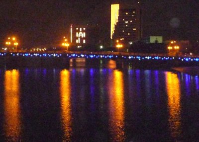 Weihnachtliche Beleuchtung der Bruecken von Recife  P1030542.JPG