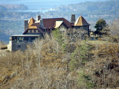 Castle in front zoom 1050.jpg