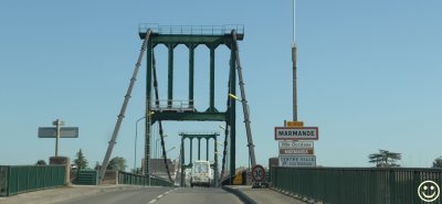 DSC_3028 Suspension bridge over the Garonne at Marmande France.jpg