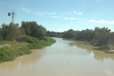 DSC_2854 Diamantina River from the bridge in Birdsville.jpg