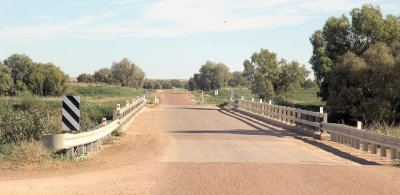 DSC_2860 The only bridge over the Diamantina River I think at Birdsville.jpg