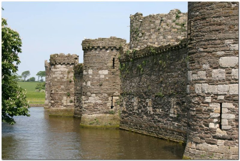 Beaumaris Castle  0823.jpg