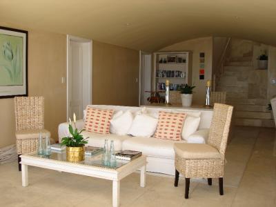 Lounge 5.jpg