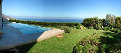 pool with sea.jpg