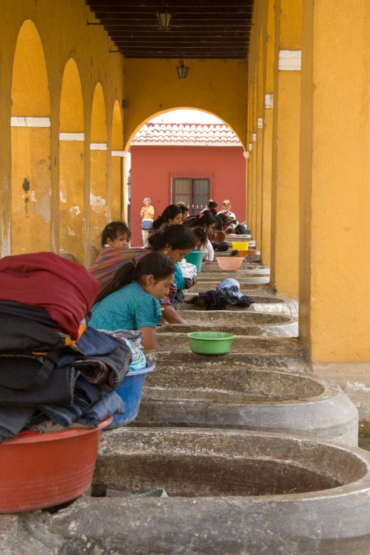 Women doing laundry at Tanque de la Union