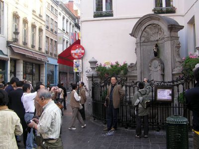 Tourists around the Manneken Pis