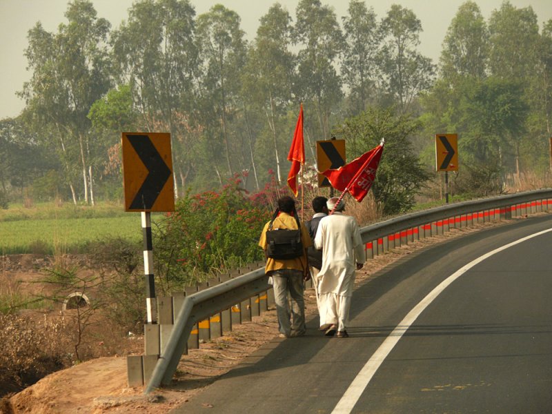 Pilgrims on the Delhi-Jaipur Road, India, 2008
