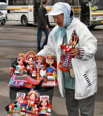 Selling handmade dolls to tourists .JPG