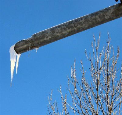 g3/82/474982/3/56782309.FreezingWaterAtPipesOpeningMedium.jpg