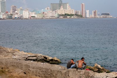 Pescadores en el Malecn (La Habana)