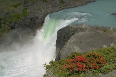 Cascada sobre el Lago Pehoe