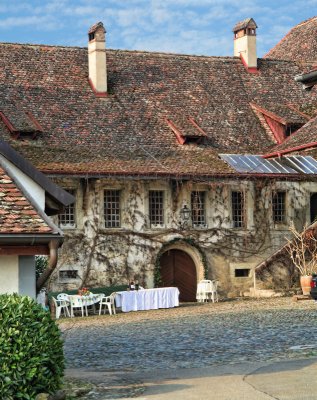 Aperitif in the castle courtyard...