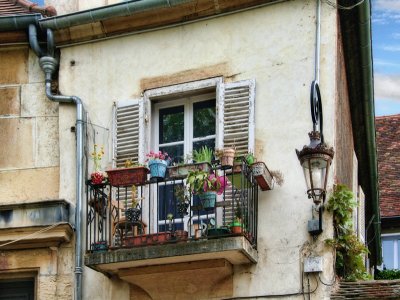 How to transform a banal little balcony in a private flowered terrace...