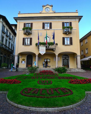 The merry Town Hall of Baveno....
