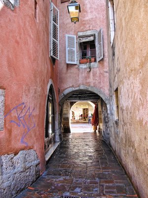 A maze of alleys to follow at random...