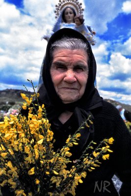 abuela con flores