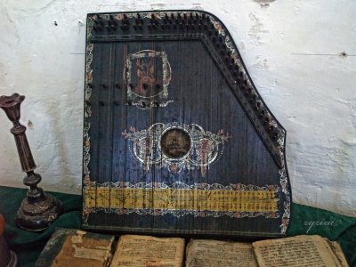 old zither in synagogue