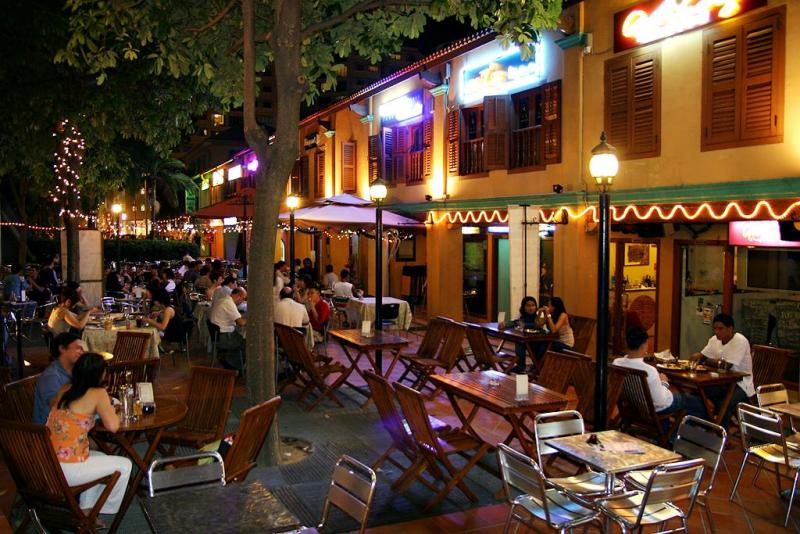 Despite the humidity, outdoor eating is very popular.