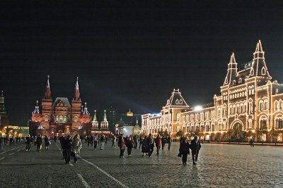 Moscou, la place rouge de nuit, le magasin Goum et le muse d'histoire