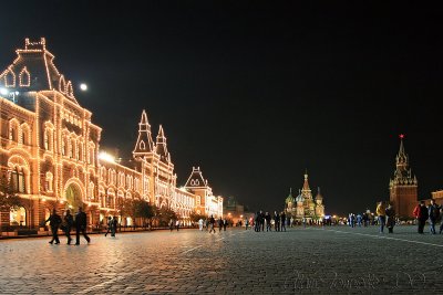 Moscou, la place rouge de nuit, le magasin Goum,l'glise Saint Basile Le Bienheureux,une tour du Kremlin