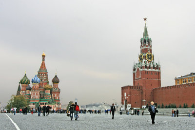 Moscou, la place rouge,l'glise Saint Basile Le Bienheureux,une tour du Kremlin