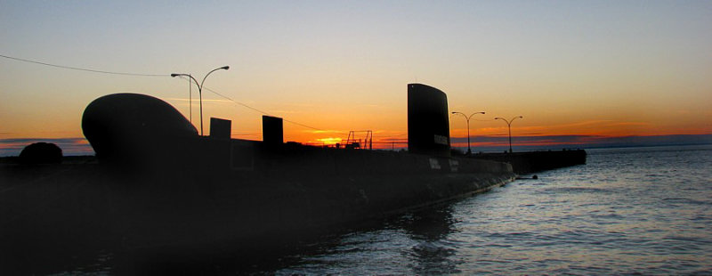 soleil couchant sur le sous-marin Onondaga