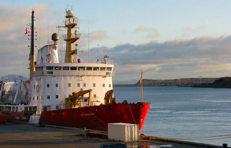 le brise glace au port