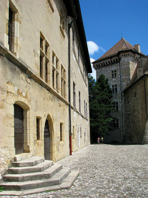 la porte et les escaliers